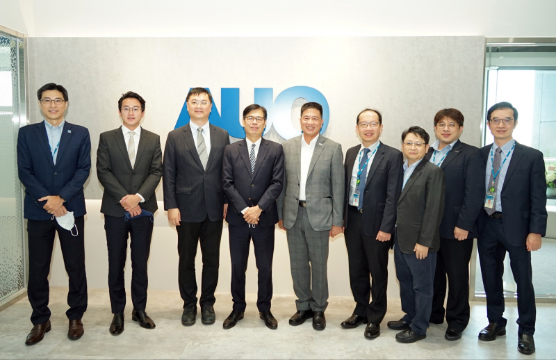 光電前進亞灣成立「AUO解決方案研發中心」，作為多元場域解決方案研發及試驗場域（圖中左為高雄市長陳其邁、圖中右為光電董事長彭双浪）